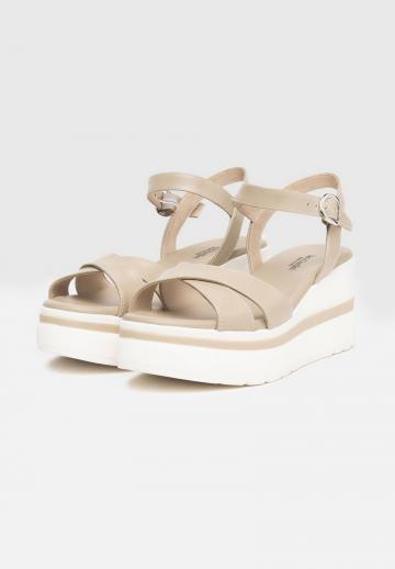 Босоножки на танкетке