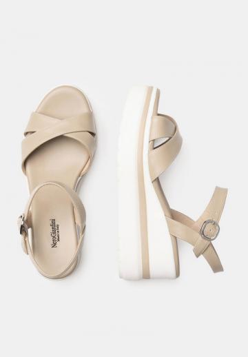 Босоножки на танкетке