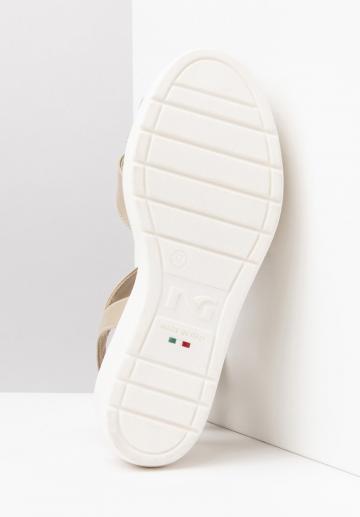 Босоножки на танкетке