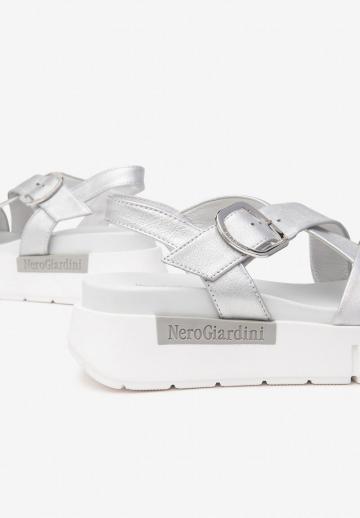 Босоножки на танкетке