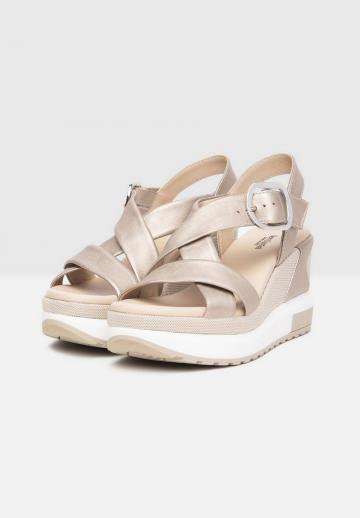 Босоножки на танкетке