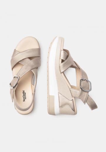 Босоножки на танкетке