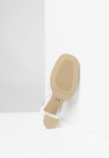 Туфли с высоким носом