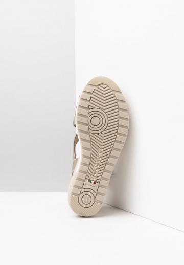 Босоножки на танкетке