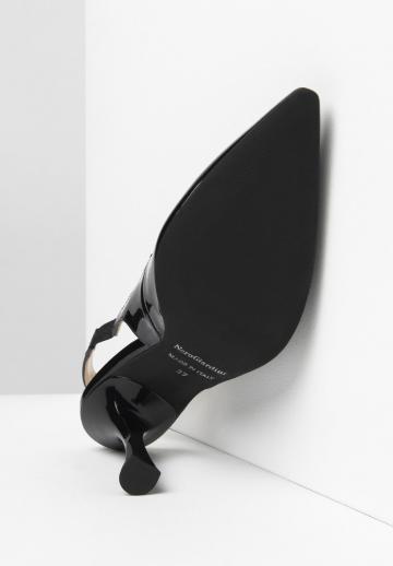 Туфли на высоком каблуке