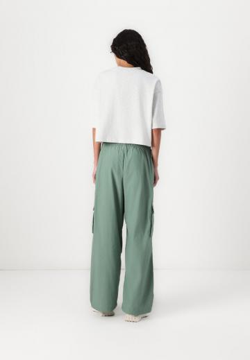 Брюки с накладными карманами