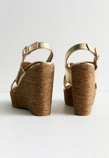 Босоножки на танкетке