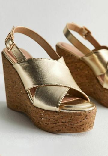 Босоножки на танкетке