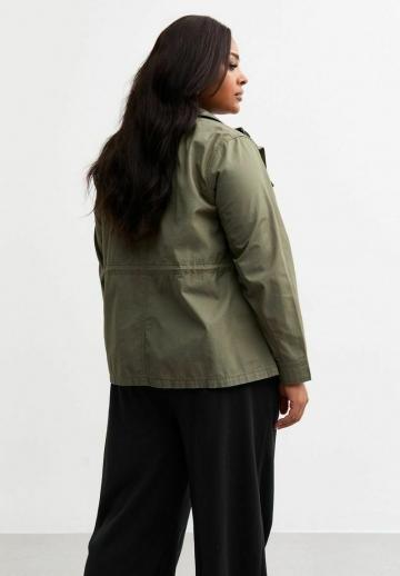 Куртка с накладнымит карманами