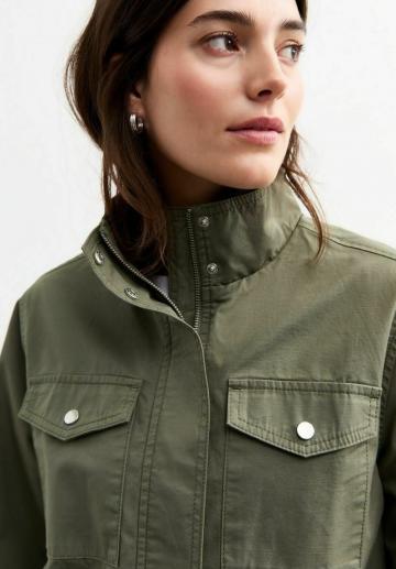 Куртка с накладнымит карманами