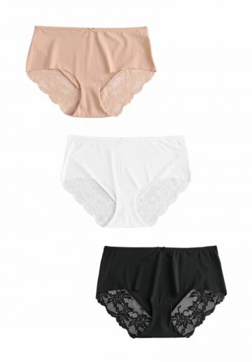 Трусы на бедрах