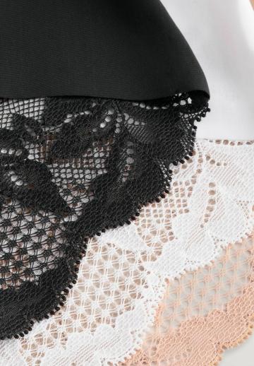 Трусы на бедрах