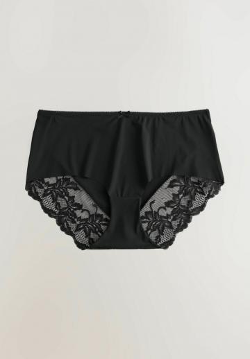 Трусы на бедрах