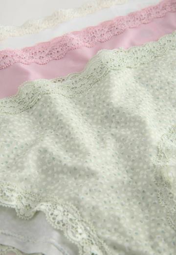 Трусы на бедрах