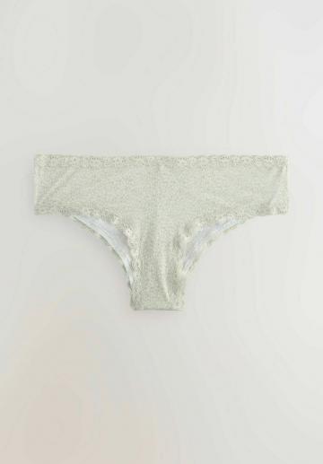 Трусы на бедрах