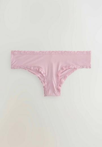 Трусы на бедрах