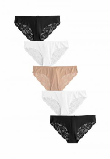 Трусы на бедрах