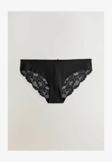 Трусы на бедрах