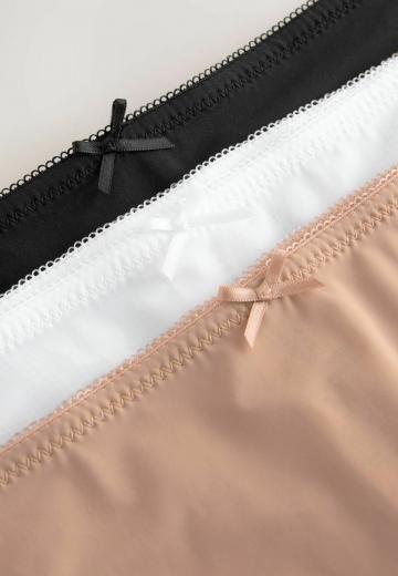 Трусы на бедрах