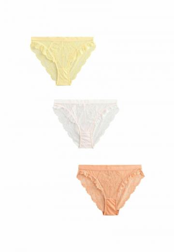 Трусы на бедрах