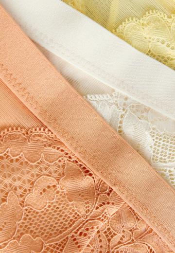 Трусы на бедрах