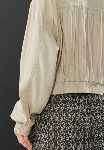 Куртка с накладнымит карманами