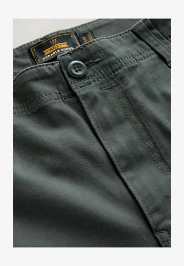 Брюки с накладными карманами