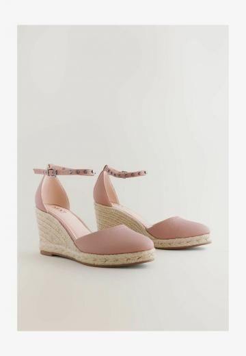 Туфли на танкетке