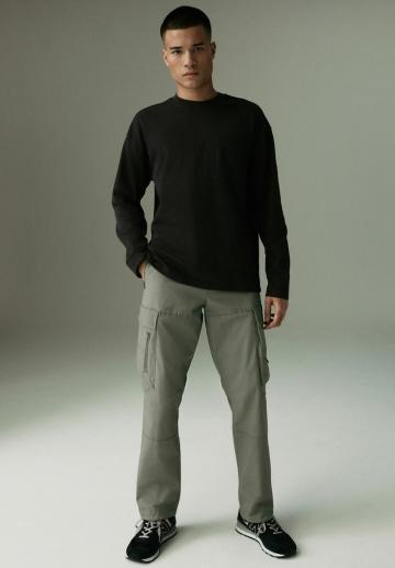 Брюки с накладными карманами