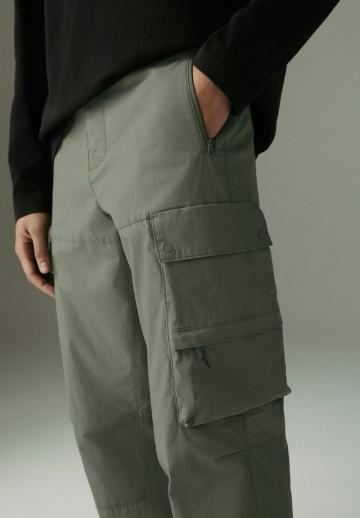Брюки с накладными карманами