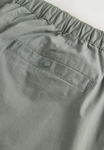 Брюки с накладными карманами