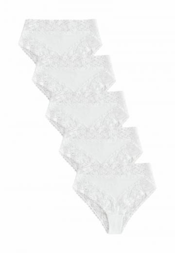 Трусы на бедрах