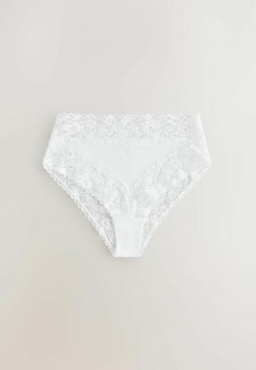 Трусы на бедрах