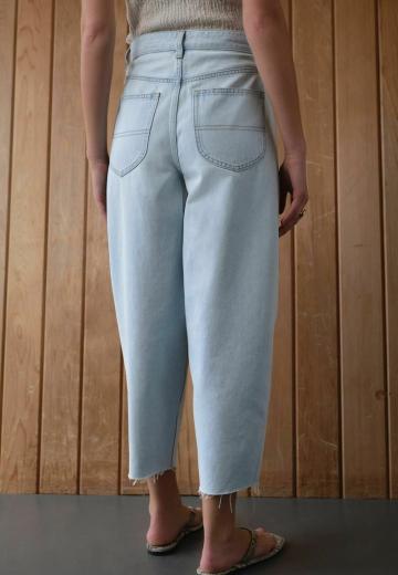 Короткие джинсы