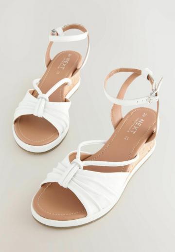 Босоножки на танкетке