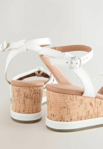 Босоножки на танкетке