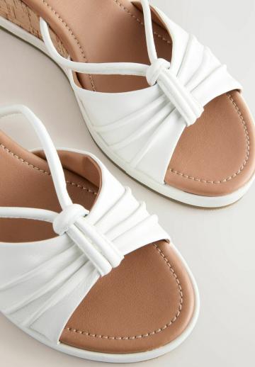 Босоножки на танкетке