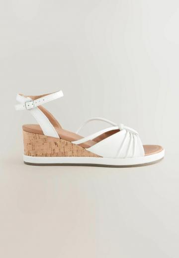 Босоножки на танкетке