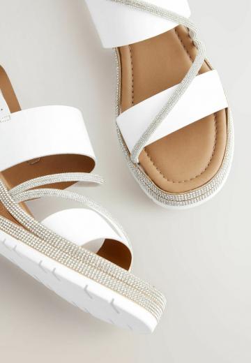 Босоножки на танкетке