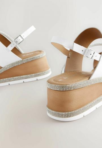 Босоножки на танкетке