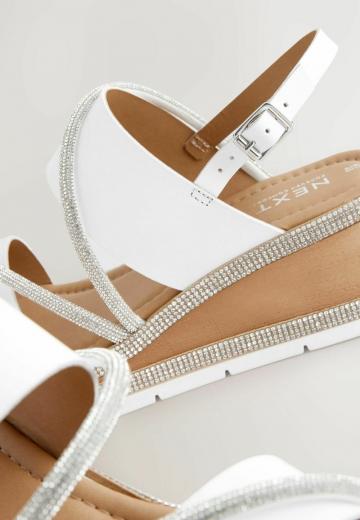 Босоножки на танкетке