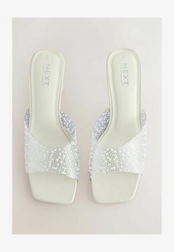 Босоножки на каблуке