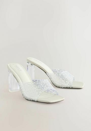 Босоножки на каблуке