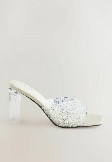 Босоножки на каблуке