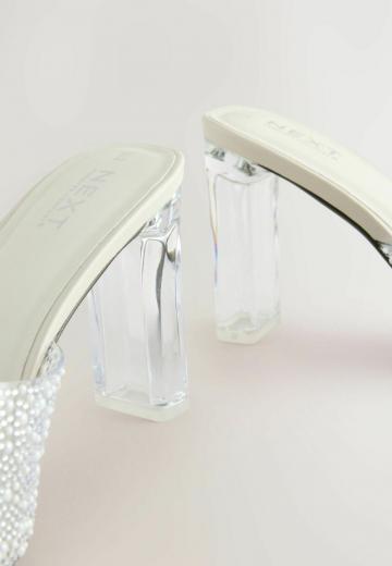 Босоножки на каблуке