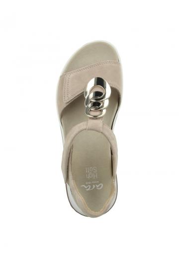 Босоножки на танкетке