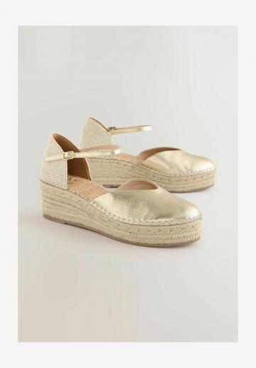 Туфли на танкетке