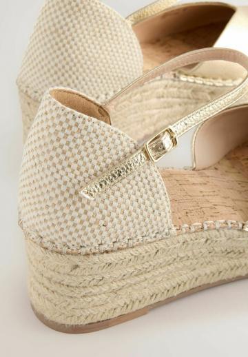 Туфли на танкетке