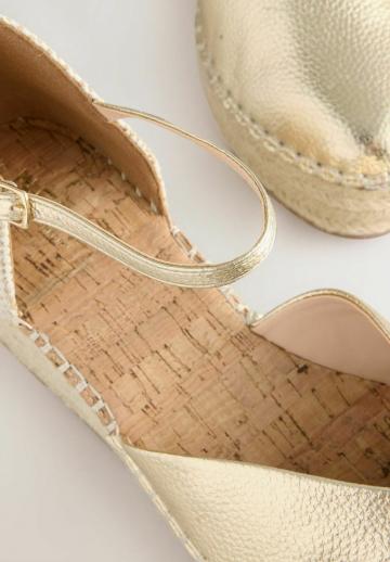 Туфли на танкетке