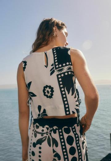 Блузка без рукавов